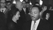 Das Jahr 1964 – eine halbe Million Jugendliche versammeln sich beim Deutschlandtreffen in Ost-Berlin, Martin Luther King besucht beide Teile der Stadt und Beat bestimmt den Rhythmus in Ost und West. Eine Berlin-Chronik der Superlative: Vier Jahrzehnte, Jahr für Jahr erzählt-von 1961 dem Jahr des Mauerbaus-bis 1990, dem Jahr der Wiedervereinigung. - Foto: Martin Luther King in der Berliner Marienkirche.