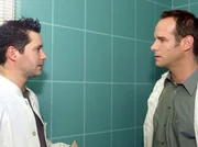 MDR Fernsehen IN ALLER FREUNDSCHAFT FOLGE 218, "Abgerechnet wird am Schluss". Dr. Brentano (Thomas Koch) ben&ouml;tigt die Operation an Dr. Kreutzers Patientin, Klara Wohlfahrt f&uuml;r seinen Facharztkatalog und hat sich von Dr. Heilmann daf&uuml;r die Genehmigung geben lassen, allerdings mit der Auflage, der fachlichen Unterst&uuml;tzung durch Dr. Kreutzer (Johannes Steck). Der ehrgeizige, junge Arzt gibt die Anweisung verk&uuml;rzt weiter und teilt Dr. Kreutzer mit, dass er eigenverantwortlich mit der Operation der Patientin vertraut wurde. Dr. Kreutzer ist ver&auml;rgert. Er f&uuml;hlt sich &uuml;bergangen.