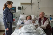 Katharina Hahn (Bianca Hein, l.) ist bei Thea Schick (Beate Pfeiffer, M.) und ihrem Mann Walter (Sepp Schauer, r.) im Krankenzimmer.