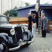 Nach den Ereignissen rund um die Zaubergeige geht Eickelberg (Karl Lieffen, 2.v.l.) mit seinem Kollegen weiter seiner Arbeit nach und Esteban (Hans Clarin, r.) verschwindet auf genauso geheimnisvolle Art und Weise, wie er aufgetaucht war. Oliver (Josef Gröbmayr, 3.v.l.) hingegen bleibt mit der Erkenntnis zurück, dass es manchmal besser ist, die Zukunft nicht zu kennen. Nach den Ereignissen rund um die Zaubergeige geht Eickelberg (Karl Lieffen, 2.v.l.) mit seinem Kollegen weiter seiner Arbeit nach und Esteban (Hans Clarin, r.) verschwindet auf genauso geheimnisvolle Art und Weise, wie er aufgetaucht war. Oliver (Josef Gröbmayr, 3.v.l.) hingegen bleibt mit der Erkenntnis zurück, dass es manchmal besser ist, die Zukunft nicht zu kennen.