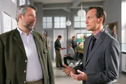 Hat Wolfgang Brandl (Herbert Schäfer, r.) aus Eifersucht gemordet? Für Kommissar Stadler (Dieter Fischer, l.) ein Mordmotiv.