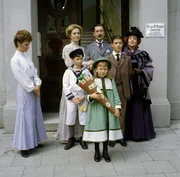 Dr. Ernst Braun (Christian Wolff), Tante Käthe (Dagmar Hessenland), Onkel Heinrich (Willy Harlander), Elsbeth (Doris Kunstmann), Frl. Hering (Wega Jahnke) sowie ihre Brüder Klaus (Florian Baier) und Hans (Oliver Schlicht) begleiten Annemarie (Kathrin Toboll) an ihrem ersten Schultag.