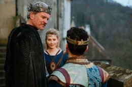 K&ouml;nig Theoderich (G&ouml;tz Otto, l.) mag den Prinz aus einem ihm bisher ganz unbekannten Land, der sich als m&ouml;glicher Schwiegersohn vorgestellt hat. Er wei&szlig; nicht, dass Gai (Jan Liem) eigentlich nur ein mittelloser Mitgiftj&auml;ger ist.