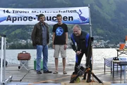 Martin (Hans Sigl, l.) beobachtet mit Kai (Matthias Walter, M.) besorgt den Rekord-Tauchversuch von dessen Bruder Christian.