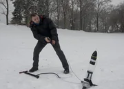 Berger (Robert Schupp) bei seinem Raketenversuch. Berger (Robert Schupp) bei seinem Raketenversuch.