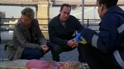 Dr. Melinda Warner (Tamara Tunie, r.) zeigt Detective Dani Beck (Connie Nielsen, l.) und Detective Elliot Stabler (Christopher Meloni) die Leiche eines Mädchens (Darstellerin unbekannt).