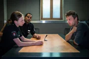 Tarik (Serhat Cokgezen, M.) und Kim (Carolyn Genzkow, l.) befragen Jan (Pablo Sprungala, r.) zum Einbruch in die Werkstatt seines Noch-Schwiegervaters. Jan verweigert die Aussage. Tarik (Serhat Cokgezen, M.) und Kim (Carolyn Genzkow, l.) befragen Jan (Pablo Sprungala, r.) zum Einbruch in die Werkstatt seines Noch-Schwiegervaters. Jan verweigert die Aussage.