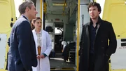 Sherlock (Benedict Cumberbatch, re.) versucht den schmerzhaften Verlust seines Freundes Dr. John Watson (Martin Freeman) selbstzerstörerisch mit Drogen zu betäuben. Molly Hooper (Louise Brealey) hat Sherlock im Krankenwagen untersucht. Sherlock (Benedict Cumberbatch, re.) versucht den schmerzhaften Verlust seines Freundes Dr. John Watson (Martin Freeman) selbstzerstörerisch mit Drogen zu betäuben. Molly Hooper (Louise Brealey) hat Sherlock im Krankenwagen untersucht.
