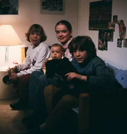 Für ein Weihnachtsfoto setzen sich die Kinder in Position. Sie wollen damit Angi und Werner eine Weihnachtsfreude bereiten. Mit dabei ist natürlich auch der Hund Lili. (V.li.n.re.: Tarek Helmy, Julia Bidermann, Baby Franziska P. Poddig) und Timmo Niesner. Für ein Weihnachtsfoto setzen sich die Kinder in Position. Sie wollen damit Angi und Werner eine Weihnachtsfreude bereiten. Mit dabei ist natürlich auch der Hund Lili. (V.li.n.re.: Tarek Helmy, Julia Bidermann, Baby Franziska P. Poddig) und Timmo Niesner.