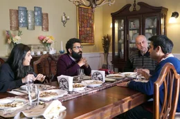 Kumail (Kumail Nanjiani, re.) verschweigt seiner Mutter Fatima (Shenaz Treasury) und seinem Vater Azmat (Anupam Kher), dass er eine Freundin hat. Nur sein Bruder Naveed (Adeel Akhtar, 2. v. li.) ist eingeweiht.