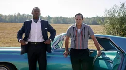 L-R: Der gefeierte Pianist Dr. Donald Shirley (Mahershala Ali) engagiert den Nachtklub-T&uuml;rsteher Tony "Lip" Vallelonga (Viggo Mortensen) als Chauffeur f&uuml;r seine Tournee durch die S&uuml;dstaaten.