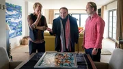 Ist die begehrte "Studie in T&uuml;rkis" etwa eine F&auml;lschung? Kunsth&auml;ndler Ferdinand Frayn (Gustav Peter W&ouml;hler, M.) versucht, seine K&auml;ufer Ingo Giesswein (Martin Wi&szlig;ner, l.) und Sven Giesswein (Ole Schlo&szlig;hauer, r.) zu beruhigen.