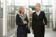 Lady Smallwood (Lindsay Duncan) und ihre Sekretärin Vivian Norbury (Marcia Warren, li.).