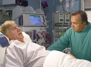 MDR Fernsehen IN ALLER FREUNDSCHAFT FOLGE 211, "Blick nach vorn". Prof. Dr. Simoni (Dieter Bellmann) teilt seinem Freund Dr. Karl Elsner (Siegfried Rauch), der nach einem schweren Autounfall in die Sachsenklinik eingeliefert wurde mit, dass seine Niere nicht gerettet werden konnte. Wird er bis an sein Lebensende eine Dialyse benötigen?