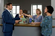 Kommissar Hansen (Igor Jeftić, l.), Frau Grasegger (Ursula Maria Burkhart, 2.v.l.) und Frau Lange (Sarah Thonig, 2.v.r.) sind überrascht, dass ausgerechnet Frau Stockl (Marisa Burger, r.) das Missverständnis um die richtige Location für die Verlobungsfeier aufklären kann. Kommissar Hansen (Igor Jeftić, l.), Frau Grasegger (Ursula Maria Burkhart, 2.v.l.) und Frau Lange (Sarah Thonig, 2.v.r.) sind überrascht, dass ausgerechnet Frau Stockl (Marisa Burger, r.) das Missverständnis um die richtige Location für die Verlobungsfeier aufklären kann.