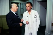 Schon wieder hat Verwaltungsdirektor Mühlmann (Alf Marholm, l.) Kummer, weil Professor Brinkmann (Klausjürgen Wussow, r.) einen von einer einflussreichen Persönlichkeit empfohlenen Arzt für die Klinik ablehnt.