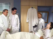 Prof. Dr. Simoni (Dieter Bellmann), Dr. Brentano (Thomas Koch), Oberschwester Ingrid (Jutta Kammann) und die Patientin Hanna Drews (Lotte Letschert).