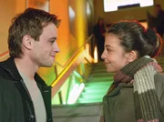 Frank (Fr&eacute;d&eacute;ric A. Komp) und Arzu (Arzu Bazman) verabschieden sich nach einem gemeinsamen Abend in der Karaoke Bar. W&auml;hrend sich Frank in Arzu verliebt hat, genie&szlig;t sie es, von dem jungen gut aussehenden Mann verehrt zu werden.