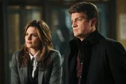 Richard Castle (Nathan Fillion, r.) und Kate Beckett (Stana Katic, l.) arbeiten gemeinsam an einem neuen Fall. Richard Castle (Nathan Fillion, r.) und Kate Beckett (Stana Katic, l.) arbeiten gemeinsam an einem neuen Fall.
