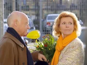 Für die Oberschwester kein leichter Abschied von der Sachsenklinik. Johannes (Dietrich Hollinderbäumer) und Oberschwester Ingrid (Jutta Kammann). Für die Oberschwester kein leichter Abschied von der Sachsenklinik. Johannes (Dietrich Hollinderbäumer) und Oberschwester Ingrid (Jutta Kammann).