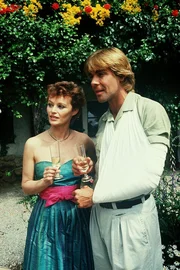 Katarina (Ilona Grübel) stößt mit Udo (Sascha Hehn) auf das glückliche Ende des afrikanischen Abenteuers an. Katarina (Ilona Grübel) stößt mit Udo (Sascha Hehn) auf das glückliche Ende des afrikanischen Abenteuers an.