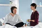 Theresa (Katharina Nesytowa, r.) überredet Felix Weissner (Adrian Topol, l.) zum Langzeit EKG. Theresa (Katharina Nesytowa, r.) überredet Felix Weissner (Adrian Topol, l.) zum Langzeit EKG.