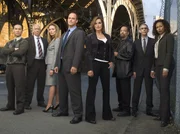 Foto v.li.: B.D. Wong als Dr. George Huang, Dann Florek als Capt. Donald Cragen, Michaela McManus als Asst. D.A. Kim Greylek, Christopher als Det. Elliot Stabler, Mariska Hargitay als Det. Olivia Benson, Ice-T als Det. Odafin "Fin" Tutuola, Richard Belzer als Det. John Munch, Tamara Tunie als Dr. Melinda Warner
