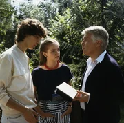 &Auml;rger im Hause Schumann gibt es wegen der Video-Kassetten, die Tanja sich tagt&auml;glich anschaut. Lieferant dieser Horrorfilme ist Freund Ben, mit dem Werner ein ernstes Wort redet. (V.li.n.re.: Daniel Jacob, Julia Biedermann, Peter Weck).