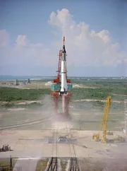Start der Mercury-Redstone 3 am 5. Mai 1961 von Cape Caneveral: Die Mercury-Mission beförderte den NASA-Astronauten Alan B. Shepard als ersten Amerikaner ins All. Start der Mercury-Redstone 3 am 5. Mai 1961 von Cape Caneveral: Die Mercury-Mission beförderte den NASA-Astronauten Alan B. Shepard als ersten Amerikaner ins All.