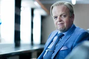 Sherlock Holmes hält den Geschäftsmann Culverton Smith (Toby Jones) für einen Serienkiller. Dieser präsentiert sich in der Öffentlichkeit als kinderliebender Wohltäter. Sherlock Holmes hält den Geschäftsmann Culverton Smith (Toby Jones) für einen Serienkiller. Dieser präsentiert sich in der Öffentlichkeit als kinderliebender Wohltäter.