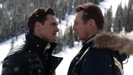 Gangsterboss Trevor "Viking" Calcote (Tom Bateman, l.) nimmt Nels (Liam Neeson, r.) genauer unter die Lupe.