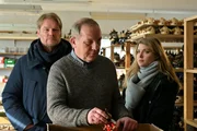 Die Kommissare Winkler (Kai Scheve, l.) und Karina Szabo (Lara Mandoki, r.) konfrontieren Scheibner (Uwe Preuss, M.) mit seiner Spielsucht.