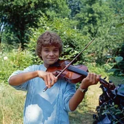 Oliver Maass (Josef Gröbmayr) ist ein normaler Junge mit normalen Problemen. Doch als er in den Besitz einer ganz besonderen Geige kommt, ändert sich für ihn alles.