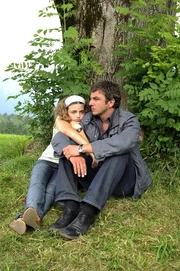 Martin (Hans Sigl, r.) versucht, seiner Tochter Lilli (Ronja Forcher, l.) bei ihrem ersten Liebeskummer beizustehen.