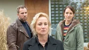 Miriam Walbeck (Iris von Kluge, M.), die Frau des Toten, kann sich absolut nicht vorstellen, dass ihr Mann eine heimliche Affäre mit einem jungen Mann gehabt hat. Und wozu hat er bloß eine Alibiagentur konsultiert? Kommissar Pöhlmann (Dominic Boeer, l.) und Kommissarin Joost (Nike Fuhrmann, r.) fragen sich: Was verbirgt die Frau? Hat sie von der Affäre ihres Mannes gewusst? Und wenn ja: Hat sie dann nicht ein eindeutiges Motiv, ihren Mann umzubringen? Sind die Kommissare auf der richtigen Spur?