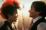 v.li.: Rufio (Dante Basco), Peter Banning / Peter Pan (Robin Williams).