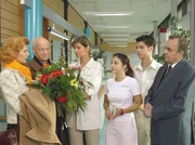 Ingrid (Jutta Kammann), Johannes (Dietrich Hollinderbäumer), Schwester Yvonne (Maren Gilzer), Schwester Arzu (Arzu Bazman), Pfleger Vladi (Stephen Dürr) und Prof. Dr. Simoni (Dieter Bellmann) verlassen das Krankenhaus, um in Florida ihre gemeinsame Zukunft zu beginnen. Für Oberschwester Ingrid ist dieser Abschied nicht leicht, denn ihre Kollegen sind für sie mittlerweile eine Familie. Ingrid (Jutta Kammann), Johannes (Dietrich Hollinderbäumer), Schwester Yvonne (Maren Gilzer), Schwester Arzu (Arzu Bazman), Pfleger Vladi (Stephen Dürr) und Prof. Dr. Simoni (Dieter Bellmann) verlassen das Krankenhaus, um in Florida ihre gemeinsame Zukunft zu beginnen. Für Oberschwester Ingrid ist dieser Abschied nicht leicht, denn ihre Kollegen sind für sie mittlerweile eine Familie.