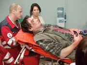 Der Notarzt und Dr. Eichhorn kümmern sich um den verletzten Kai.