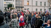 In der Slowakei demonstriert die Opposition seit Monaten gegen die Regierung von Robert Fico und den Umbau des slowakischen Rundfunks. In der Slowakei demonstriert die Opposition seit Monaten gegen die Regierung von Robert Fico und den Umbau des slowakischen Rundfunks.