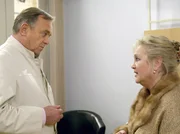 MDR Fernsehen IN ALLER FREUNDSCHAFT FOLGE 214, "Sarahs Mutter", Bei der Patientin Hildegard Marquardt (Doris Kunstmann) wurde eine schwere Arthrose im Knie diagnostiziert, Prof. Dr. Simoni (Dieter Bellmann) rät ihr zu einer Operation, bei der das Kniegelenk durch eine Prothese ersetzt werden soll. MDR Fernsehen IN ALLER FREUNDSCHAFT FOLGE 214, "Sarahs Mutter", Bei der Patientin Hildegard Marquardt (Doris Kunstmann) wurde eine schwere Arthrose im Knie diagnostiziert, Prof. Dr. Simoni (Dieter Bellmann) rät ihr zu einer Operation, bei der das Kniegelenk durch eine Prothese ersetzt werden soll.