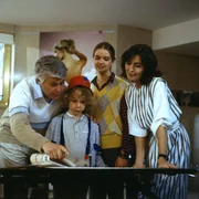 Werner (Peter Weck, l.) erklärt Tom (Tarek Helmy, 2. v. l.), Tanja (Julia Biedermann, 2. v. r.) und Angi (Thekla Carola Wied, r.) den Entwurf zu einem neuen Plakat. Werner (Peter Weck, l.) erklärt Tom (Tarek Helmy, 2. v. l.), Tanja (Julia Biedermann, 2. v. r.) und Angi (Thekla Carola Wied, r.) den Entwurf zu einem neuen Plakat.