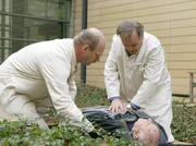 Johannes (Dieter Hollinderbäumer), der die Klinik bereits verlassen wollte, bricht zusammen. Er leidet schon seit längerem an einer Arrhythmie, mit der er sich jedoch arrangiert hat. Trotz seiner Krankheit will er sich einen Traum erfüllen und in einigen Tagen nach Florida reisen, um sich dort zur Ruhe zu setzen. Johannes (Dieter Hollinderbäumer), der die Klinik bereits verlassen wollte, bricht zusammen. Er leidet schon seit längerem an einer Arrhythmie, mit der er sich jedoch arrangiert hat. Trotz seiner Krankheit will er sich einen Traum erfüllen und in einigen Tagen nach Florida reisen, um sich dort zur Ruhe zu setzen.