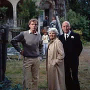 Olivers Vater (Robert Atzorn, l.) erkennt seinen Sohn nicht wieder. Auch Großmutter Louise Maass (Jane Tilden, M.) und Eickelberg (Karl Lieffen, r.) erkennen die Gefahr. Denn mit jeder Benutzung verändert die mystische Geige einen.