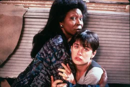 Gelingt es dem Medium Oda Mae Brown (Whoopi Goldberg, l.), die junge Molly (Demi Moore, l.) davon zu &uuml;berzeugen, dass ihr Mann ermordet wurde, aber als Geist noch in dieser Welt weilt?; Gelingt es dem Medium Oda Mae Brown (Whoopi Goldberg, l.), die junge Molly (Demi Moore, l.) davon zu &uuml;berzeugen, dass ihr Mann ermordet wurde, aber als Geist noch in dieser Welt weilt?