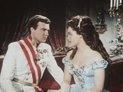 L-R: Kaiser Franz-Joseph (Karlheinz B&ouml;hm), Prinzessin Elisabeth "Sissi" von Bayern (Romy Schneider)