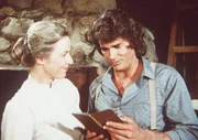 Caroline (Karen Grassle, l.) zeigt ihrem Mann Charles (Michael Landon, r.) das Sparbuch, in dem sich trotz der Beschäftigung einer Hilfskraft das Guthaben nicht verändert hat. Caroline (Karen Grassle, l.) zeigt ihrem Mann Charles (Michael Landon, r.) das Sparbuch, in dem sich trotz der Beschäftigung einer Hilfskraft das Guthaben nicht verändert hat.