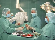 Dr. Brentano (Thomas Koch) operiert die Patientin Klara Wohlfahrt. Auf Grund einer Fehldiagnose seinerseits bringt er die Patientin dabei in Lebensgefahr. Da er der Operation nicht mehr gewachsen ist, muss er abgelöst werden. Dr. Kreutzer (Johannes Steck) übernimmt das weitere Vorgehen. Dr. Brentano (Thomas Koch) operiert die Patientin Klara Wohlfahrt. Auf Grund einer Fehldiagnose seinerseits bringt er die Patientin dabei in Lebensgefahr. Da er der Operation nicht mehr gewachsen ist, muss er abgelöst werden. Dr. Kreutzer (Johannes Steck) übernimmt das weitere Vorgehen.