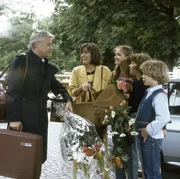 Nicht gerade ausgeschlafen wird Werner (Peter Weck, l.) vom Nachtzug von Angi (Thekla Carola Wied, 2. v. l.), Tanja (Julia Biedermann, M.), Tom (Tarek Helmy, 2. v. r.) und Markus (Timmo Niesner, r.) begrüßt. Auch Baby Franziska ist dabei.