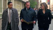 V.l.: Detective Stu Freeland (Christopher Mann), Elliot Stabler (Christipher Meloni) und Olivia Benson (Mariska Hargitay)