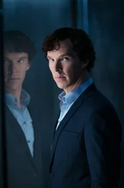 Als Sherlock (Benedict Cumberbatch) beim mysteriösen Tod eines jungen Mannes auf ein scheinbar unbedeutendes Detail aufmerksam wird, erwacht sein Instinkt. Dass im Haus von dessen Eltern eine Statue der früheren Premierministerin Thatcher zerstört wurde, führt zu einem faszinierenden Rätsel: Jemand ist auf der Suche nach etwas Kostbarem, das er in der Büste vermutete. Da es davon noch fünf weitere Exemplare gibt, macht sich Sherlock auf die Jagd nach dem Einbrecher. hinter allem vermutet er ein neues Spiel mit Moriarty.